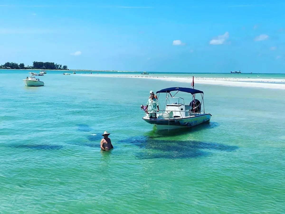 Siesta Beach Cottage, Sleeps 6, Walk To Beach, Stores, & Restaurants Holiday home *