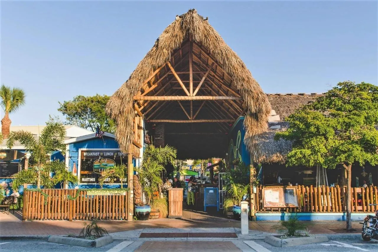 Siesta Beach Cottage, Sleeps 6, Walk To Beach, Stores, & Restaurants Holiday home Siesta Key