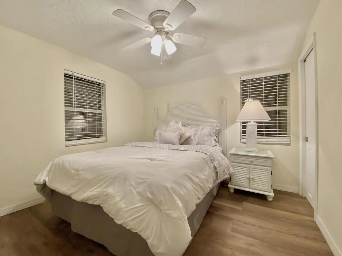 Siesta Beach Cottage, Sleeps 6, Walk To Beach, Stores, & Restaurants Holiday home Siesta Key