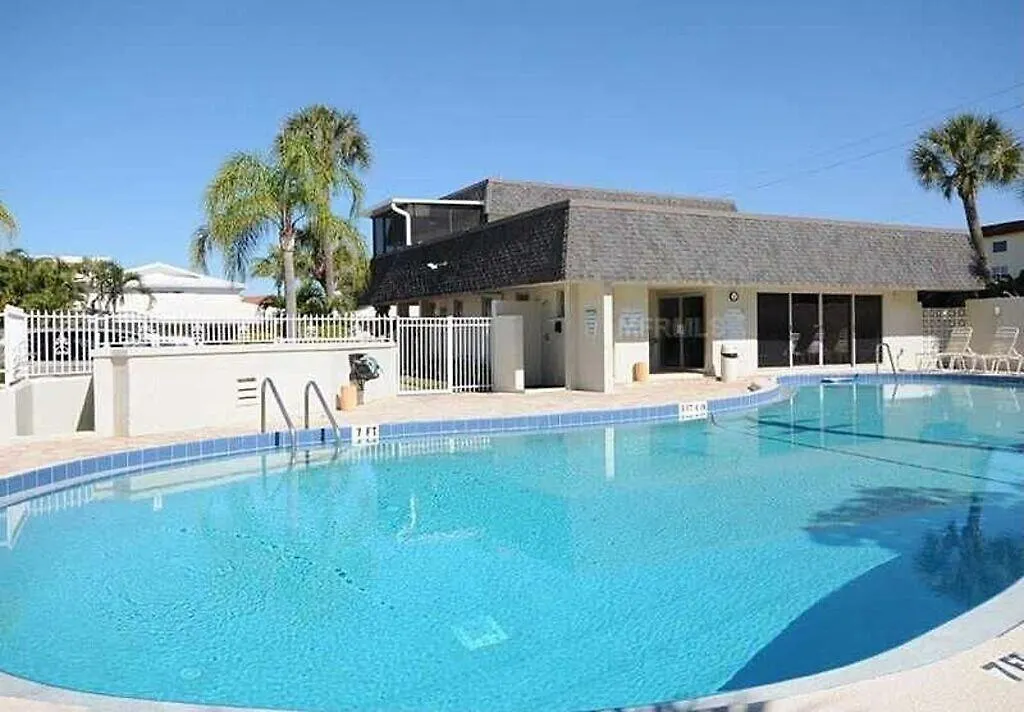 Beachfront Condo! Gulf View From Rooms, Pool, Chairs Provided Apartment *