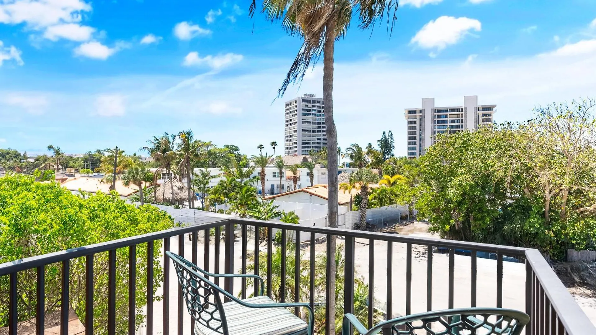 Village, Townhouse, Heated Pool, Walkable Holiday home *