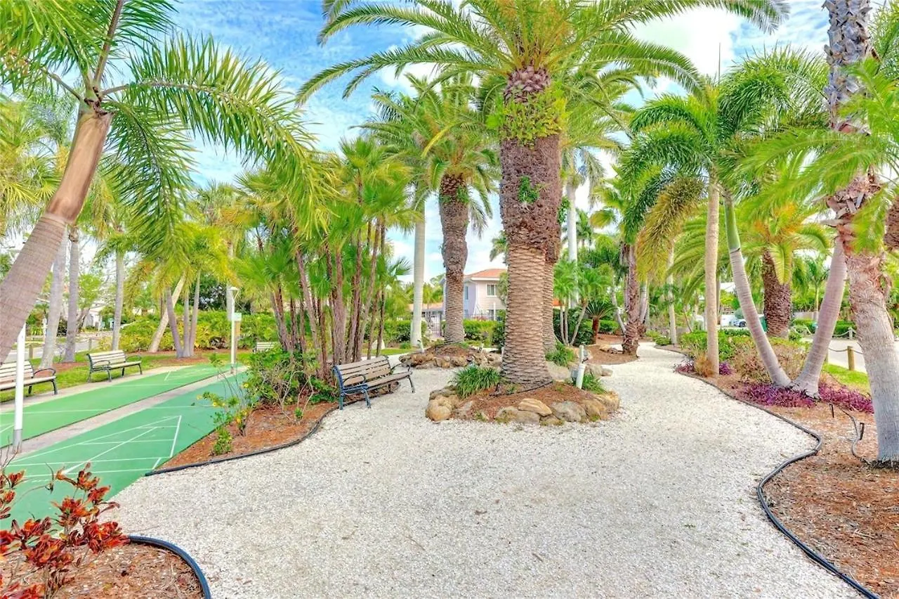 New! Remodeled, Pool-side, 1-min To Path! Siesta Key