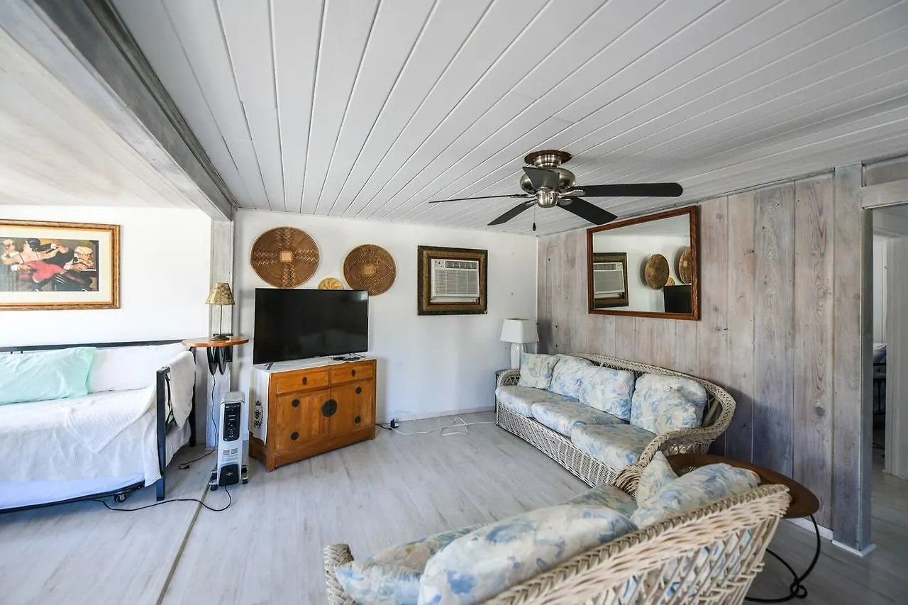 Barefoot Bungalow *