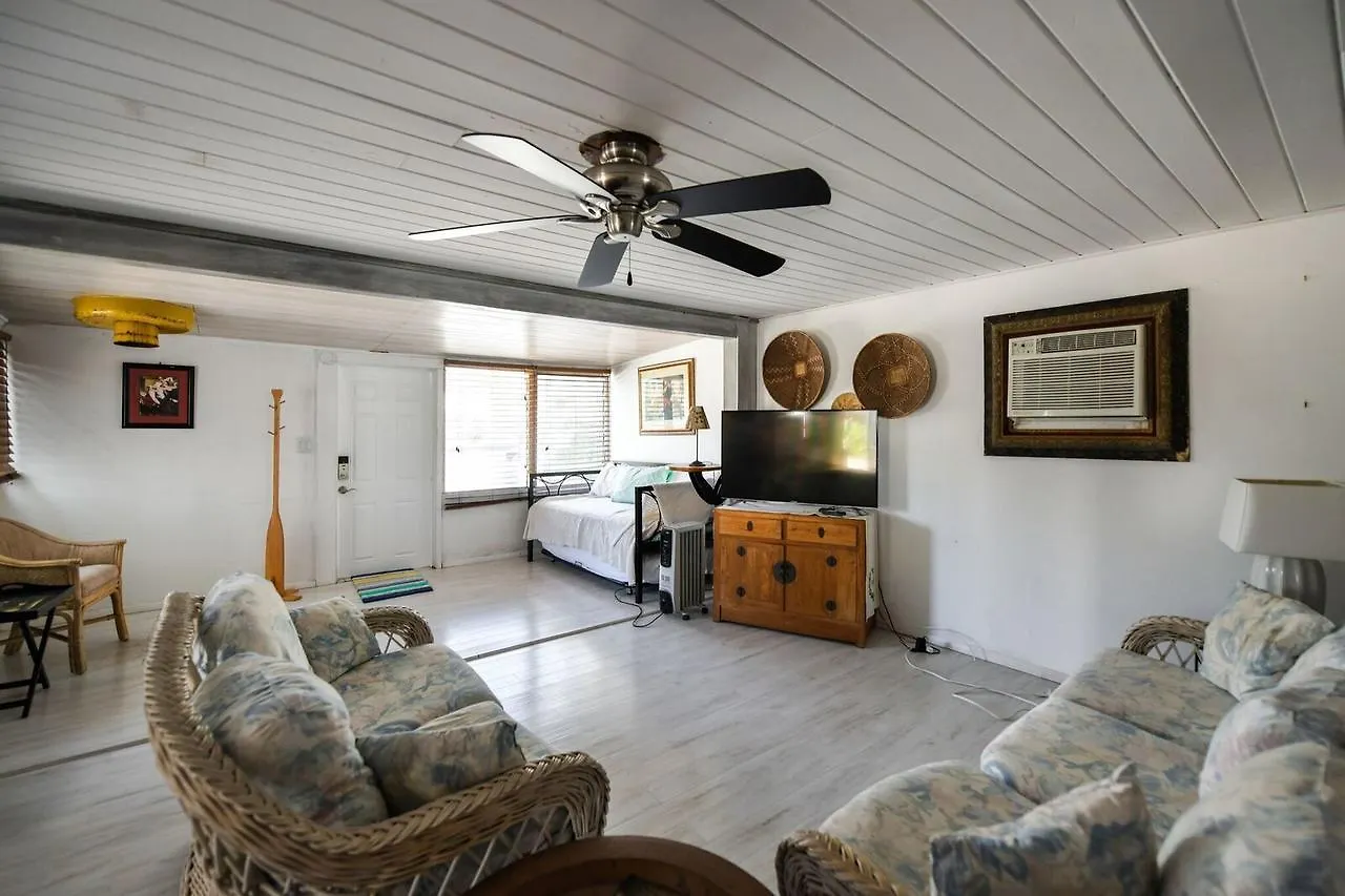 Barefoot Bungalow *