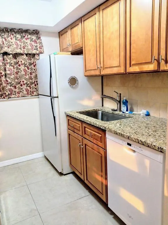 Tropical Dreams - Sarasota 2 Bedroom Near