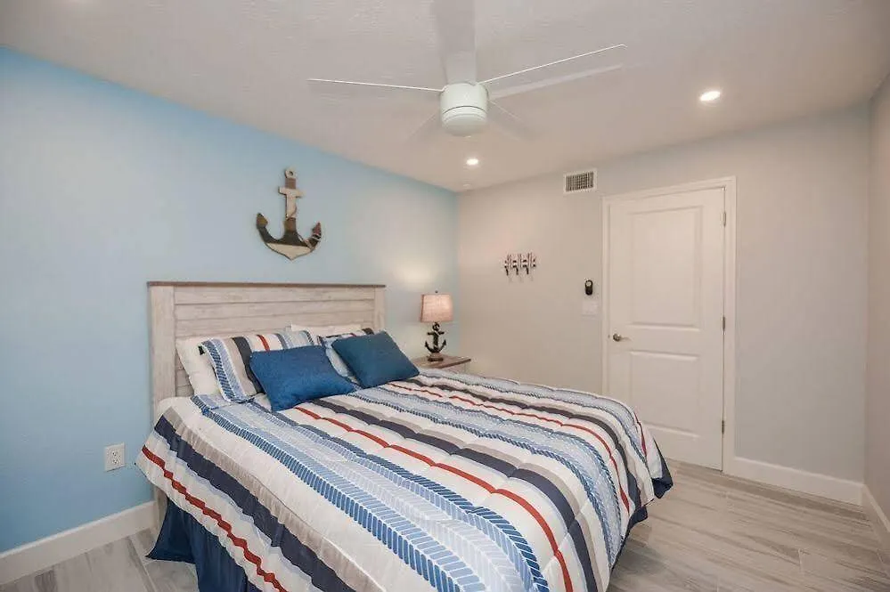 - 2 Bedroom - 3 Beds - 3 Bathroom Duplex With Heated Swimming Pool Apartment Siesta Key