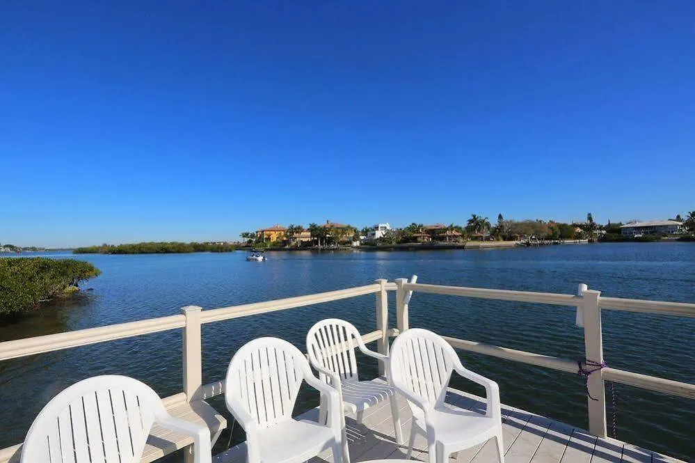 - 2 Bedroom - 3 Beds - 3 Bathroom Duplex With Heated Swimming Pool