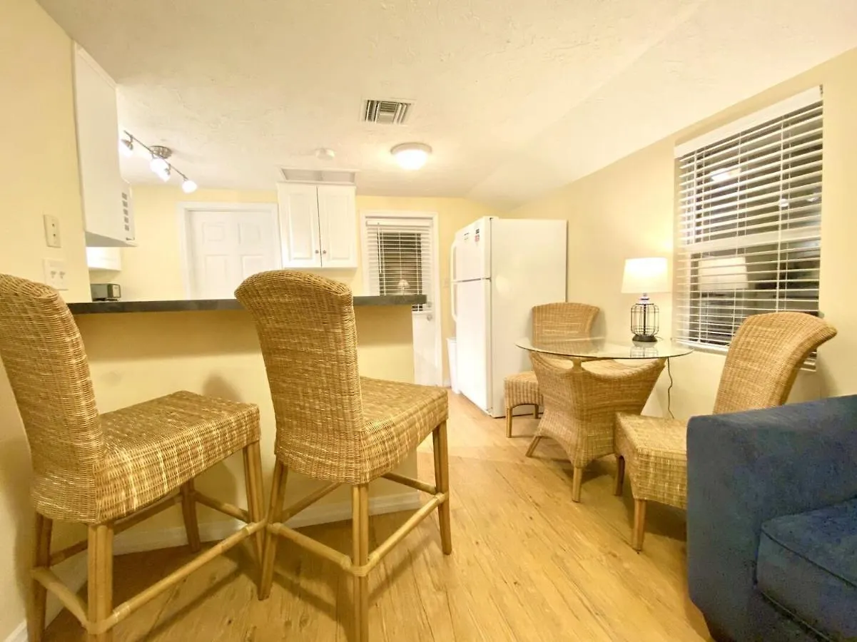 Siesta Beach Cottage, Sleeps 6, Walk To Beach, Stores, & Restaurants * Siesta Key