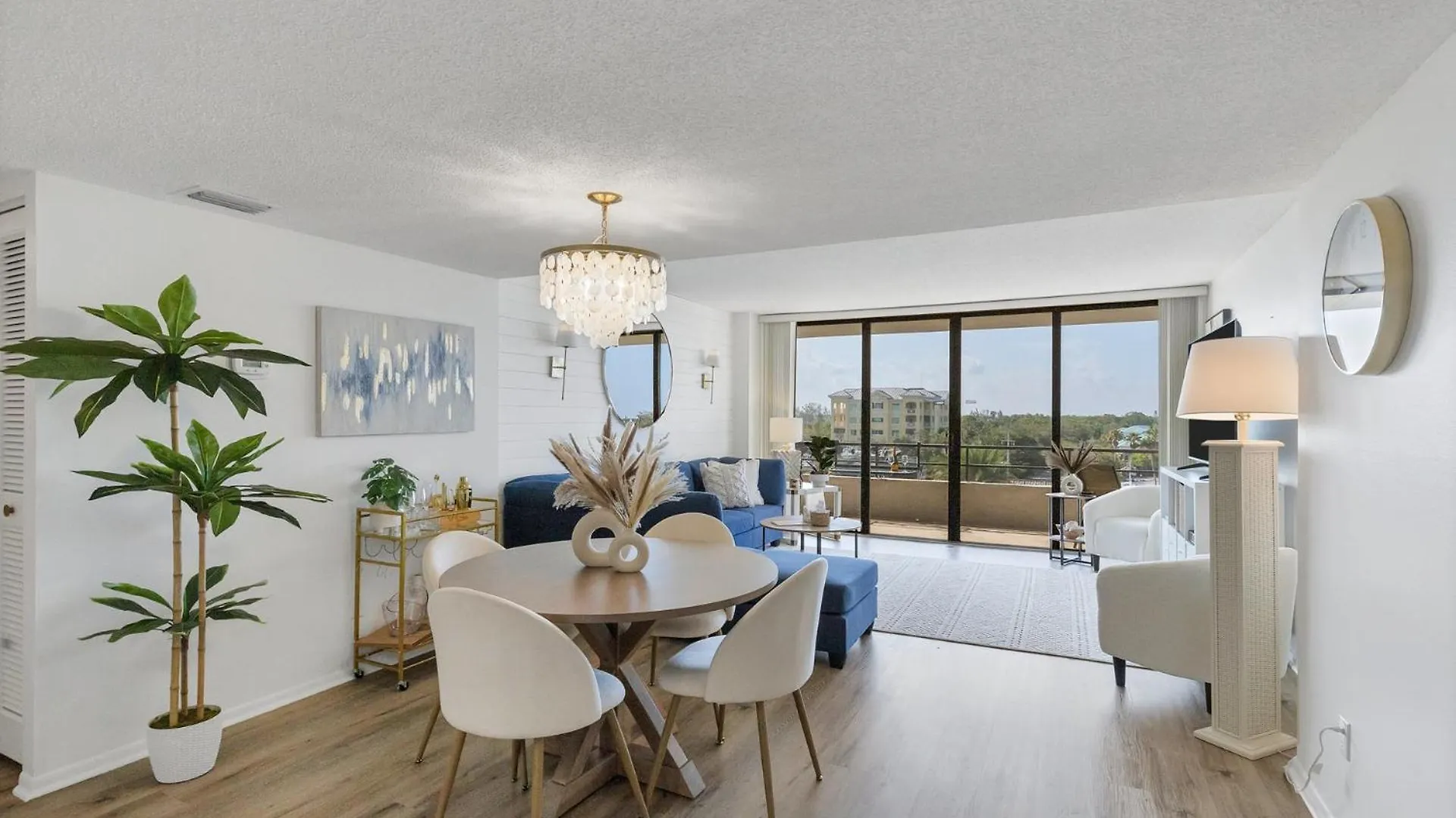 Exclusive 5 Star With Balcony On Sarasota County 1004